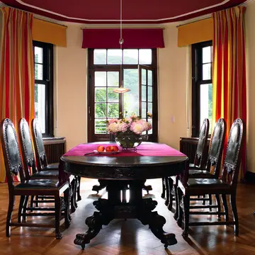 Forest drapery hardware in a dining room (photo: Forest)